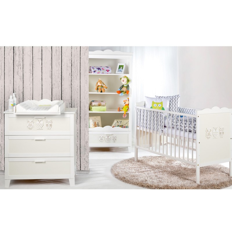 Charme, sobriété et douceur pour cette chambre d'enfant de couleur blanche