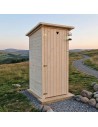 Abri WC en bois fabrication artisanale, solide et prêt à poser. Toilettes sèches robustes style rustique.